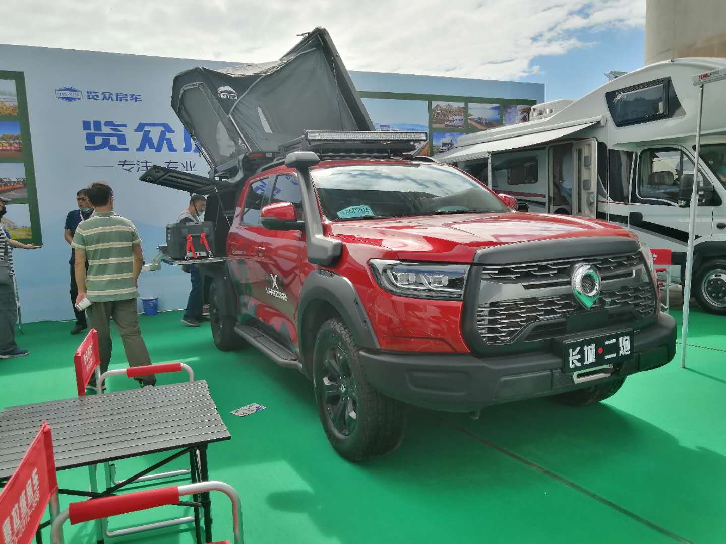 這個展會真的太熱鬧了，這么多人定房車